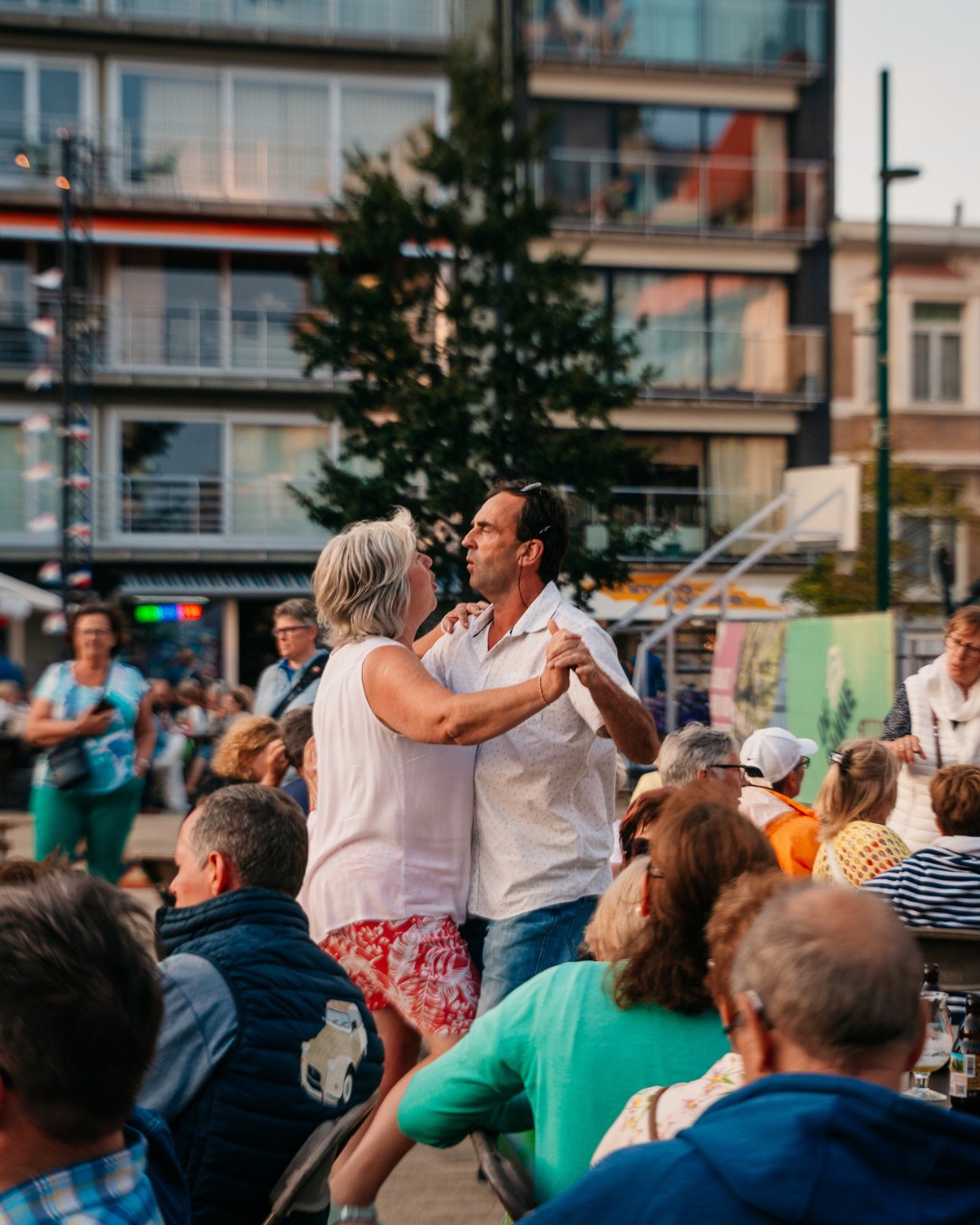 Jij en ik, samen dansen deze zomer in De Panne? 💃🕺
Zin in muziek, sfeer en een goeie avond? Dan weet je waar naartoe. 😉

Wie neem jij mee?