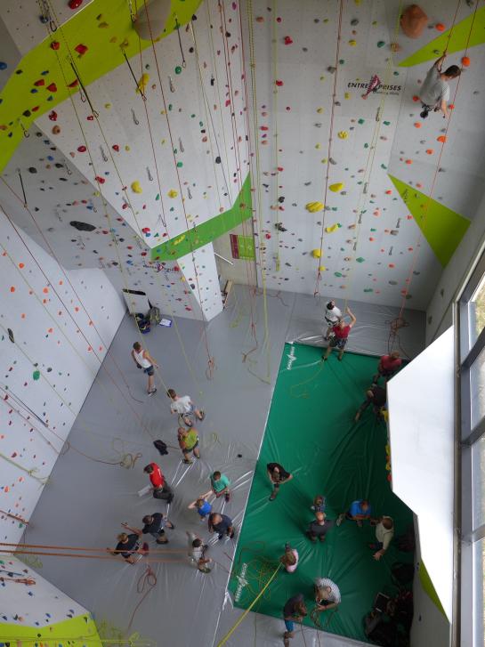 Druk bezette klimzaal van bovenaf gezien.