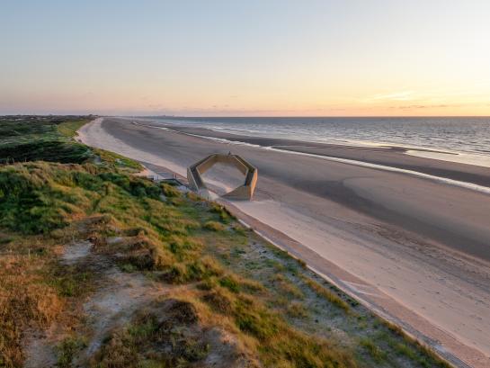 Westerpunt - een kunstwerk op de overgang tussen de duinen en het strand